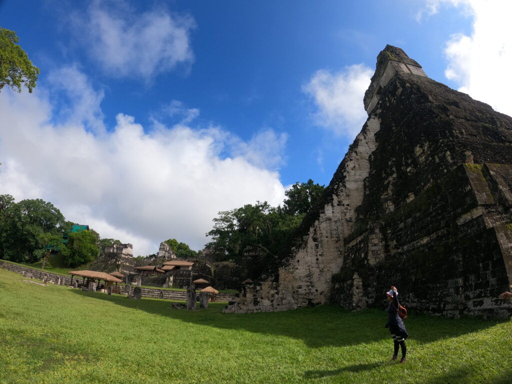 Templo maya entre la selva de Petén, Guatemala