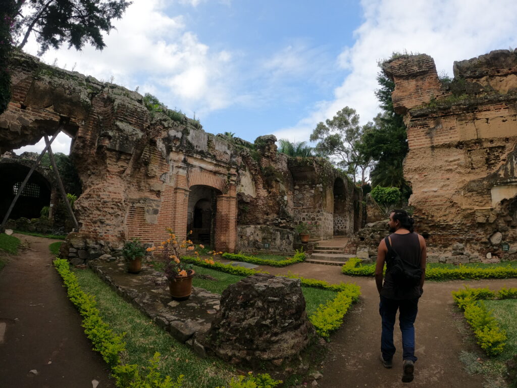 Viajero recorriendo las ruinas coloniales de Antigua Guatemala