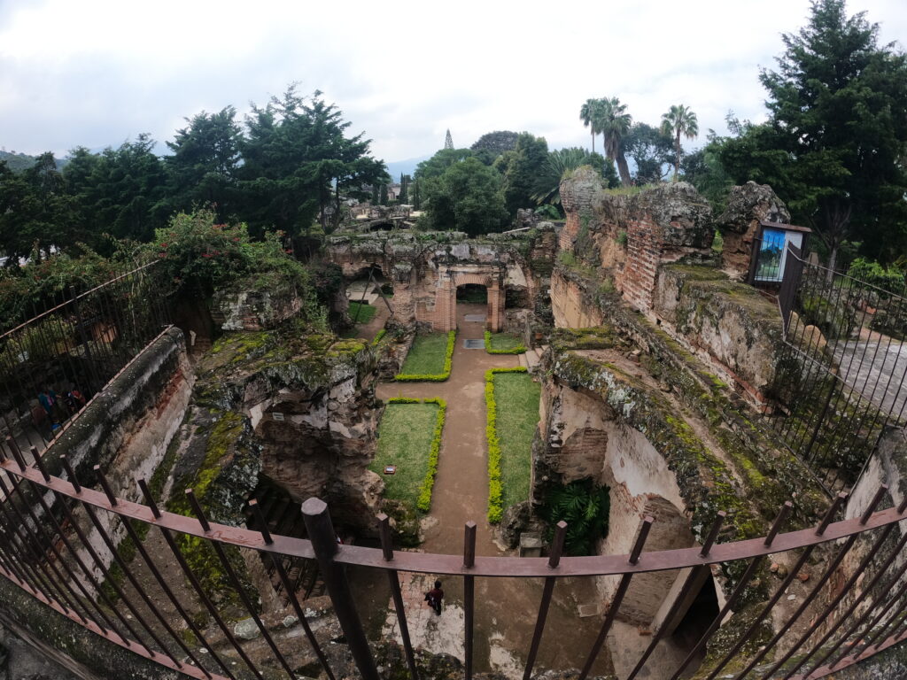 Ruinas coloniales y jardín en Antigua Guatemala