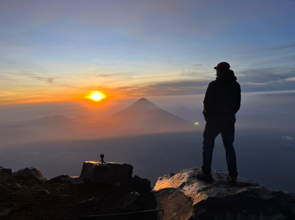 Amanecer desde la cumbre del Acatenango con el Volcán de Agua en el horizonte
