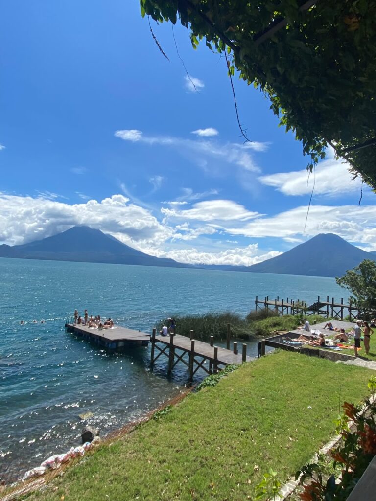 Muelle en el Lago Atitlán con los volcanes al fondo