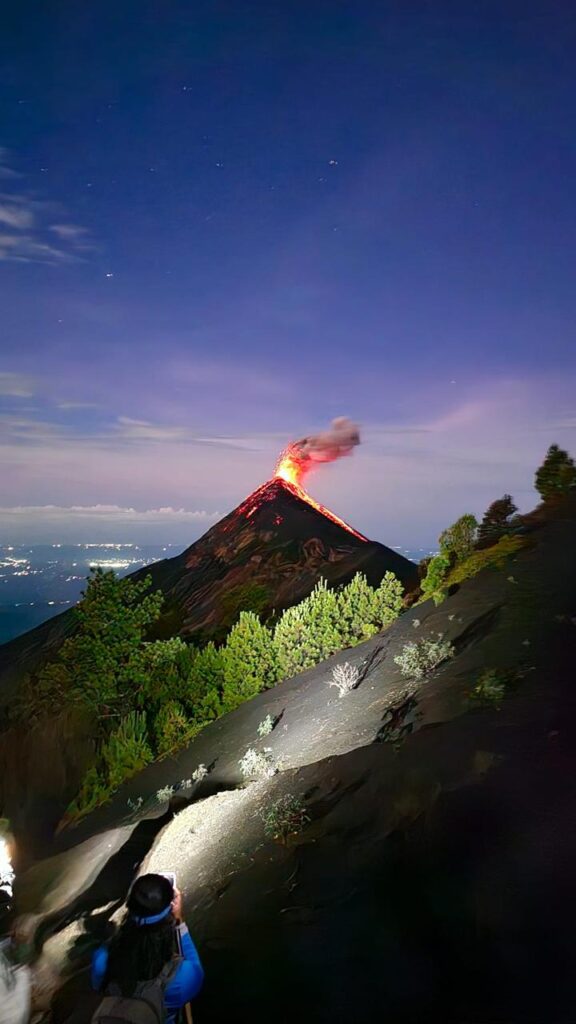 Ascenso nocturno al Acatenango con el Volcán de Fuego en erupción al fondo