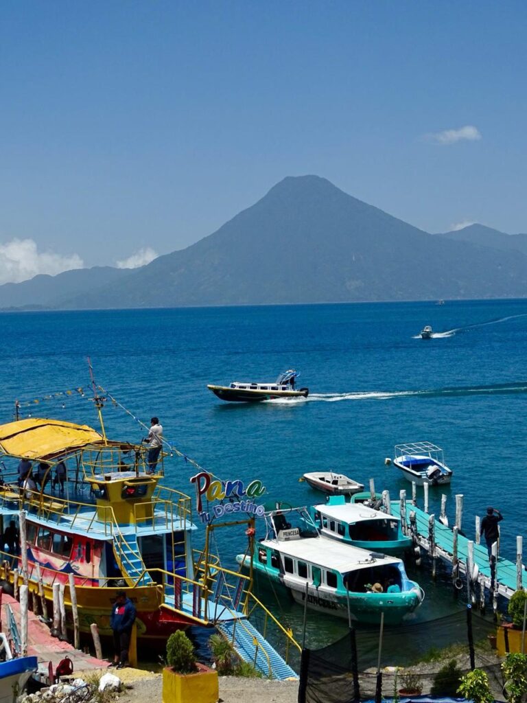 Muelle de lanchas en el Lago Atitlán con el volcán San Pedro al fondo
