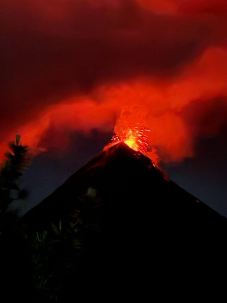 Volcán de Fuego en erupción de noche en Guatemala