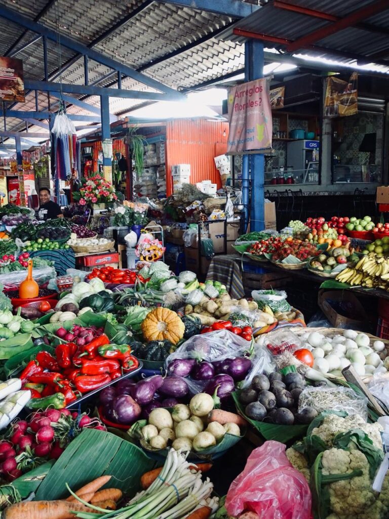Mercado indígena de Guatemala con frutas y verduras de temporada