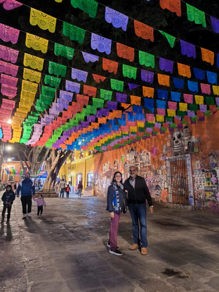 Papel picado de colores sobre una calle en México