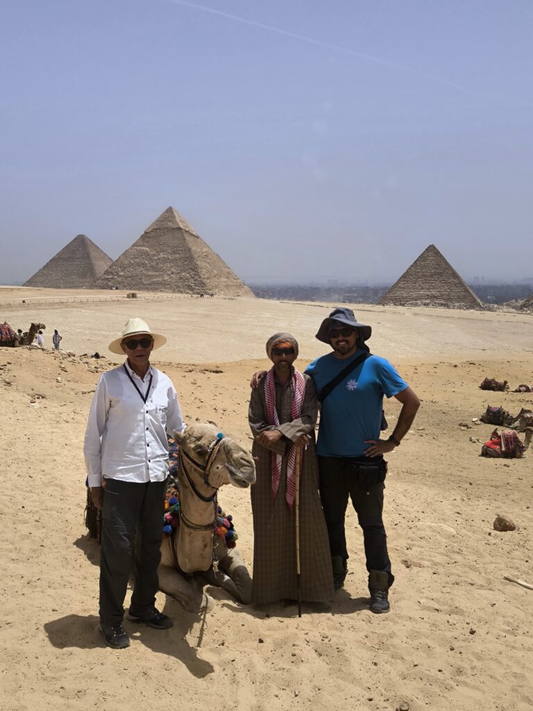 Viajeros de Odyssey en las pirámides de Giza, Egipto