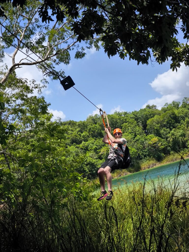 Viajero en tirolesa sobre el dosel de la selva