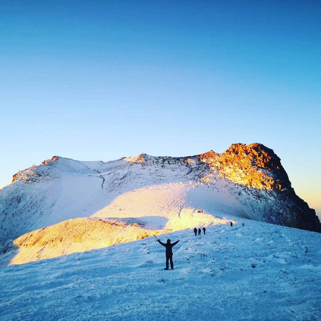 Amanecer sobre el glaciar del Iztaccíhuatl con un montañista en la arista