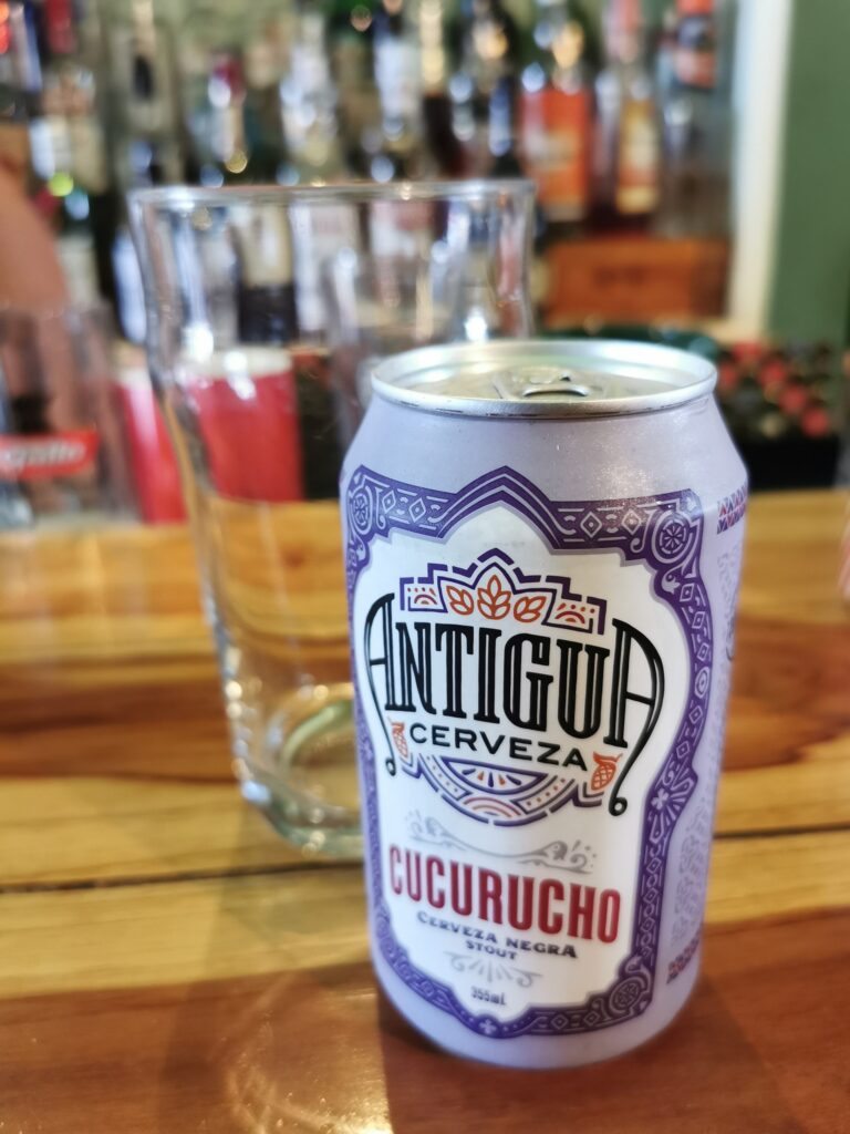 Cerveza artesanal Antigua de bienvenida en un bar de Antigua Guatemala