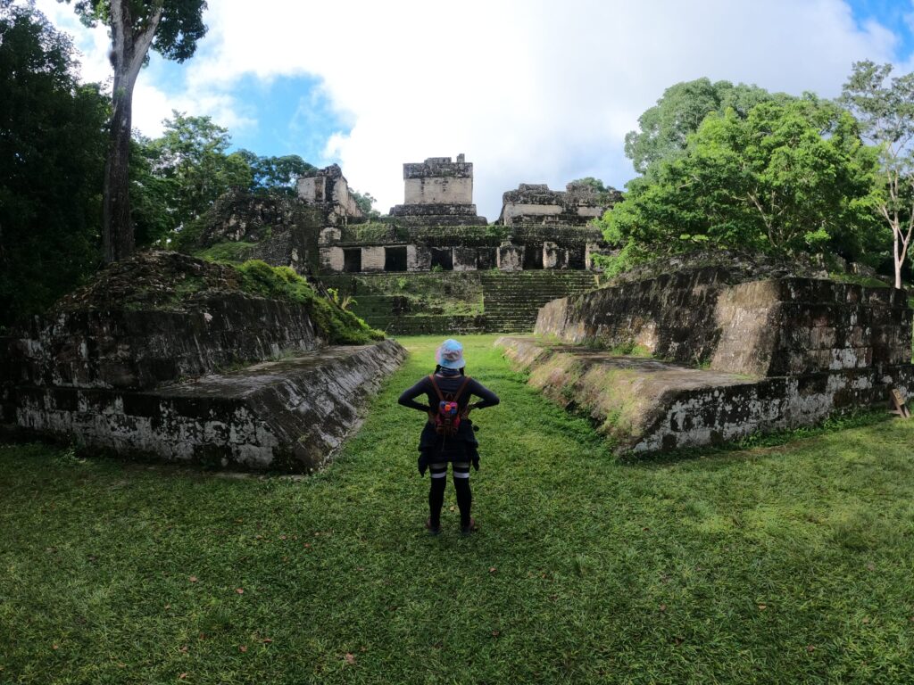 Viajera frente a un conjunto de templos mayas en Tikal, Petén